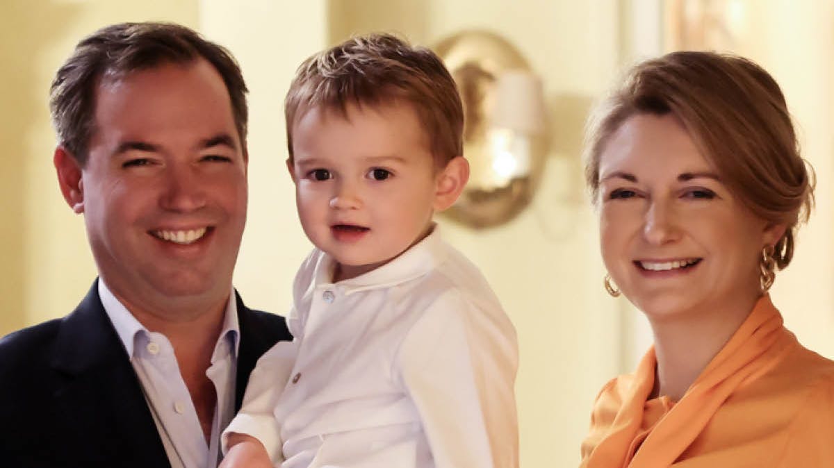 Klik videre for at se det nye gallabillede af familien.