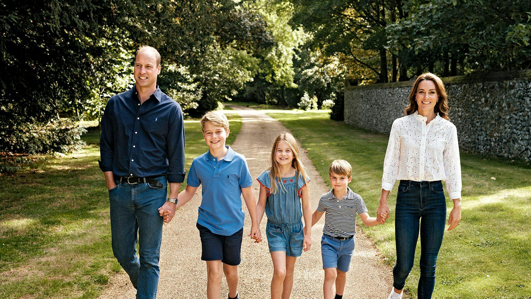 Prins William er nr. 1 i arvefølgen. Efter ham kommer børnene George, Charlotte og Louis, der er nr. 2, 3 og 4, som han har med prinsesse Kate.&nbsp;
