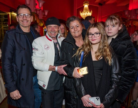 Dan Marstrand og Nada Bang, der ankommer til Reality Awards med deres to døtre og Sonny Rønne Pedersen. 