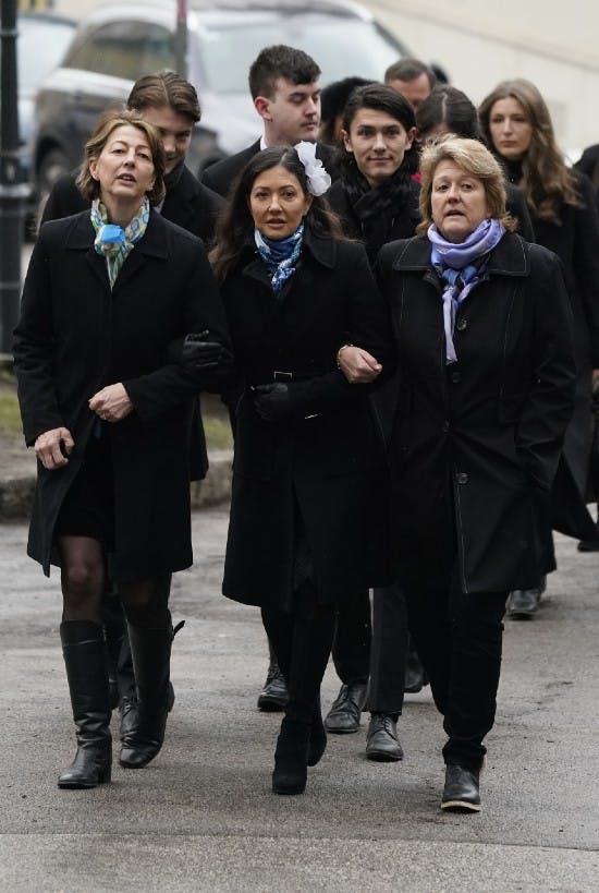 Forrest ses grevinde Alexandra mellem søstrene Martina og Nicola. Bagerst yderst til højre ses Benedikte Thoustrup.