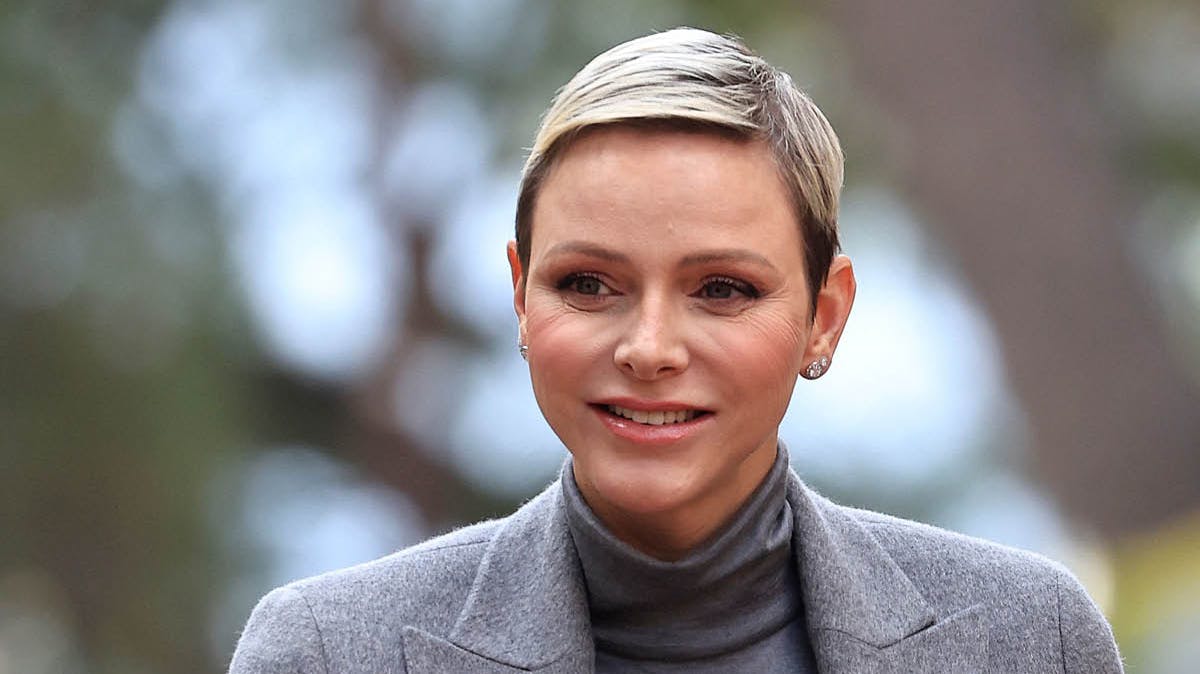 Fyrstinde Charlene og børnene Jacques og Gabriella til Saint Devote 2023. 