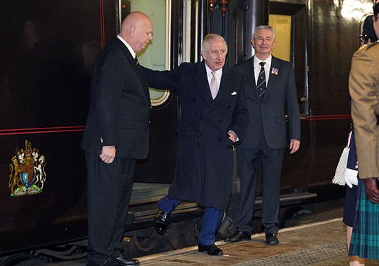 Kong Charles forlader den kongelige togvogn i Manchester.
