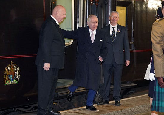 Kong Charles forlader den kongelige togvogn i Manchester.