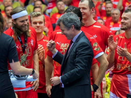 Kronprins Frederik sammen med Mikkel Hansen og de andre guldvindere i 2019.