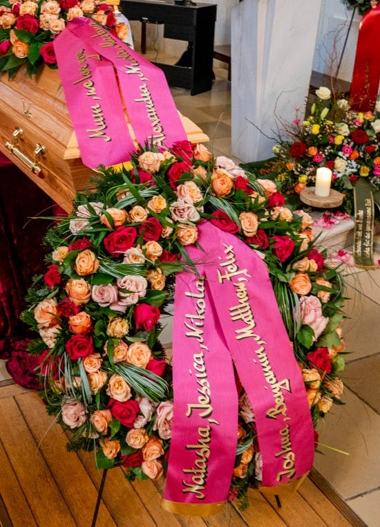 Både grevinde Alexandra og hendes søstres bårebuket og grev Nikolai og grev Felix og deres fætre og kusiners bårebuket var smykket med flotte bånd i kraftig rosa. 