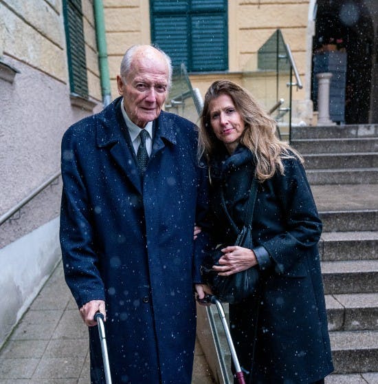 Michaela Heidinger fulgtes til bisættelse med sin far, Heinz Nowotny, der er bror til Christa Manley.