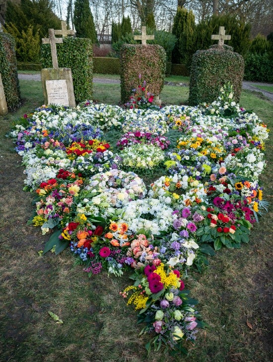 Blomster ved grev Ditlevs gravsted