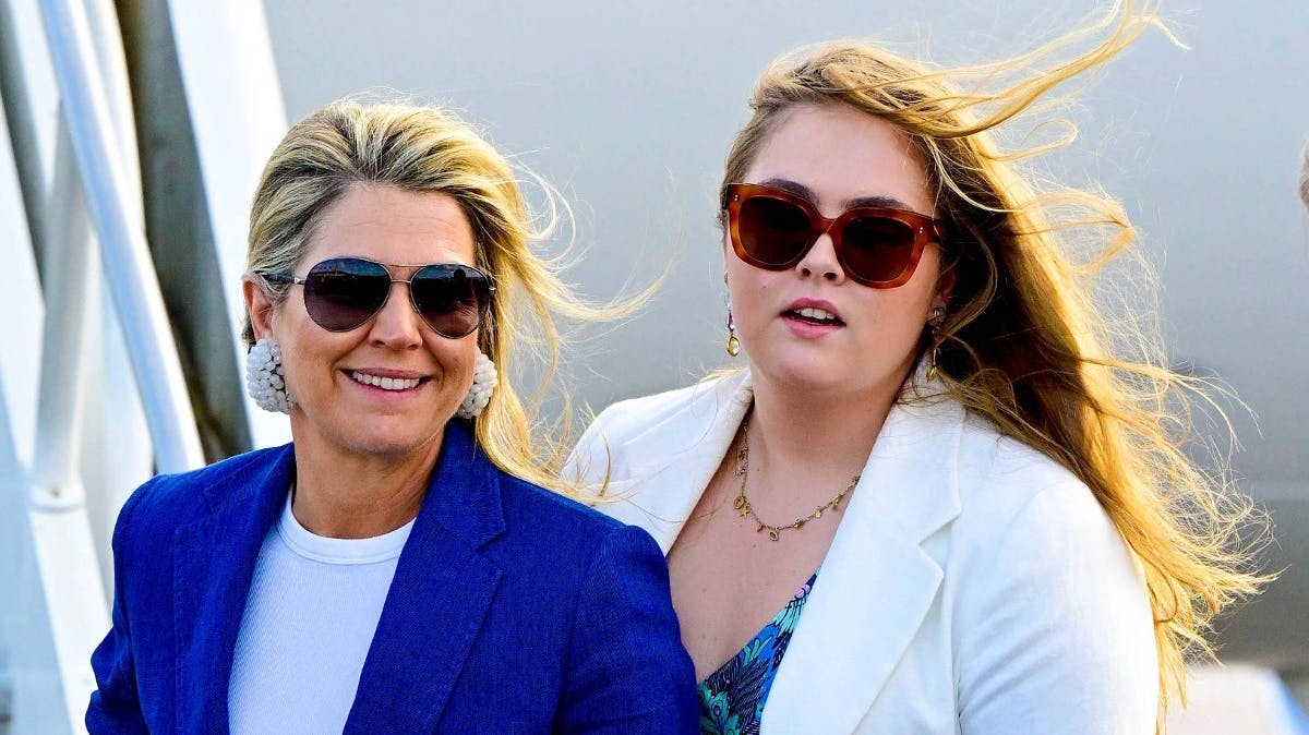 Dronning Maxima og prinsesse Amalia kæmpede med lokkerne ved ankomsten til Caribien.
