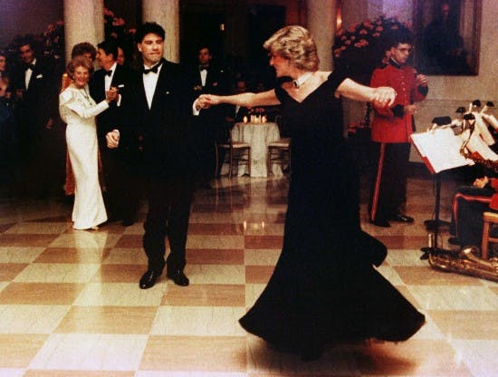 John Travolta og prinsesse Diana danser sammen i 1985 i det hvide hus.
