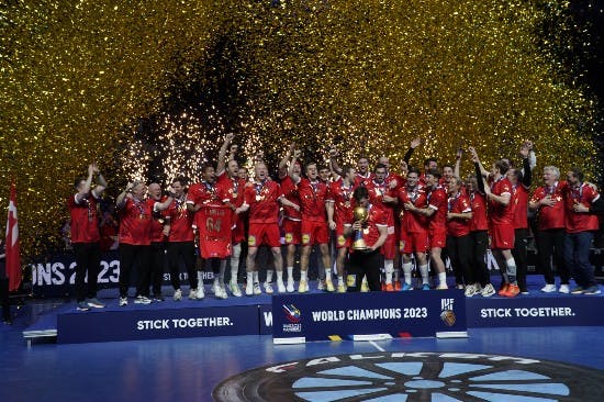 Et vidunderligt syn - de danske håndboldherrer fejrer deres guldsejr i Stockholm.
