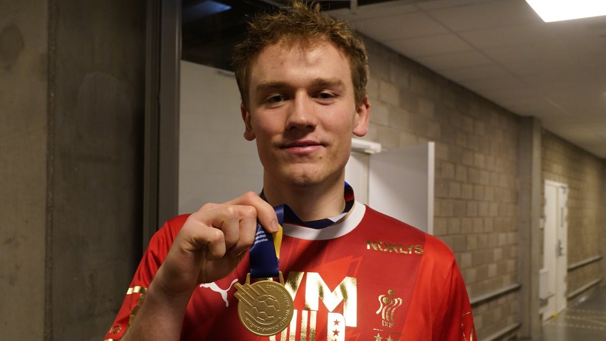Simon Pytlick viser stolt sin guldmedalje frem efter sejren.