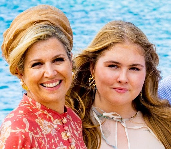 Dronning Maxima og prinsesse Amalia, der her ses med de danske øreringe, nyder Caribien.
