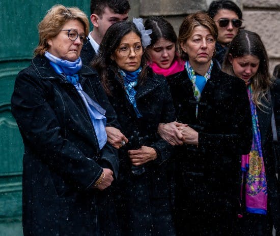 Grevinde Alexandra og hendes søstre tager afsked med deres elskede mor, Christa Manley, under bisættelsen i Wien.