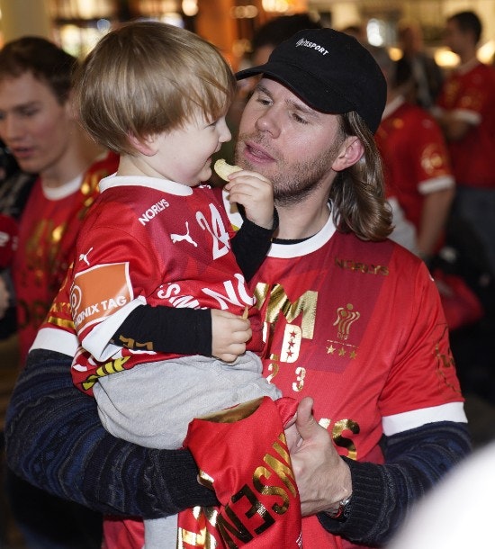Mikkel Hansen og sønnen Vince i lufthavnen