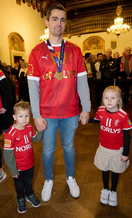 Rasmus Lauge med sønnen Noah og datteren Freja.