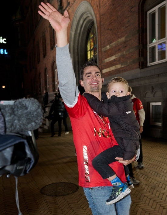Rasmus Lauge havde sønnen på armen, da han tog afsked med de mange fans foran rådhuspladsen. 