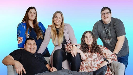 De medvirkende i ”Det fede fællesskab” er Trine, Stine, Natalie, Jacob og Christian. 