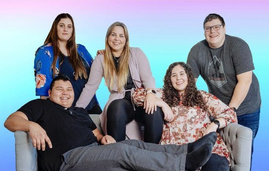 De medvirkende i ”Det fede fællesskab” er Trine, Stine, Natalie, Jacob og Christian. 