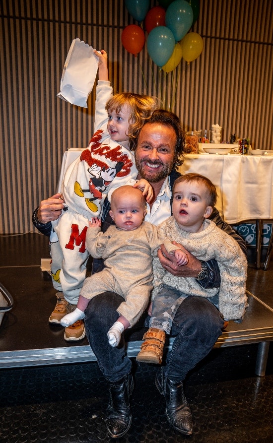 Dennis Knudsen med sine tre børn