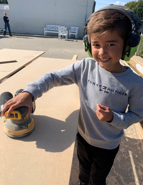 Dennis Lindequists søn, Tobias. 