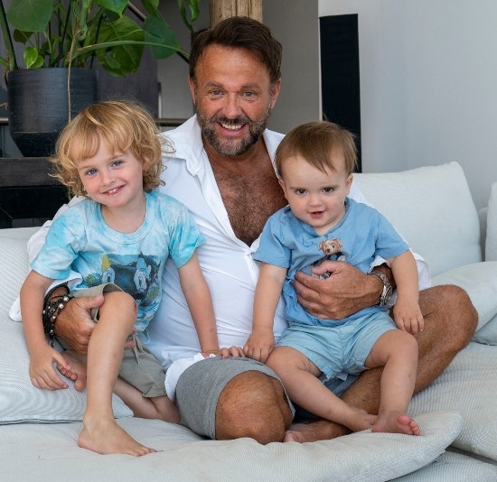 Dennis Knudsen med sine sønner Lucas og Noah.