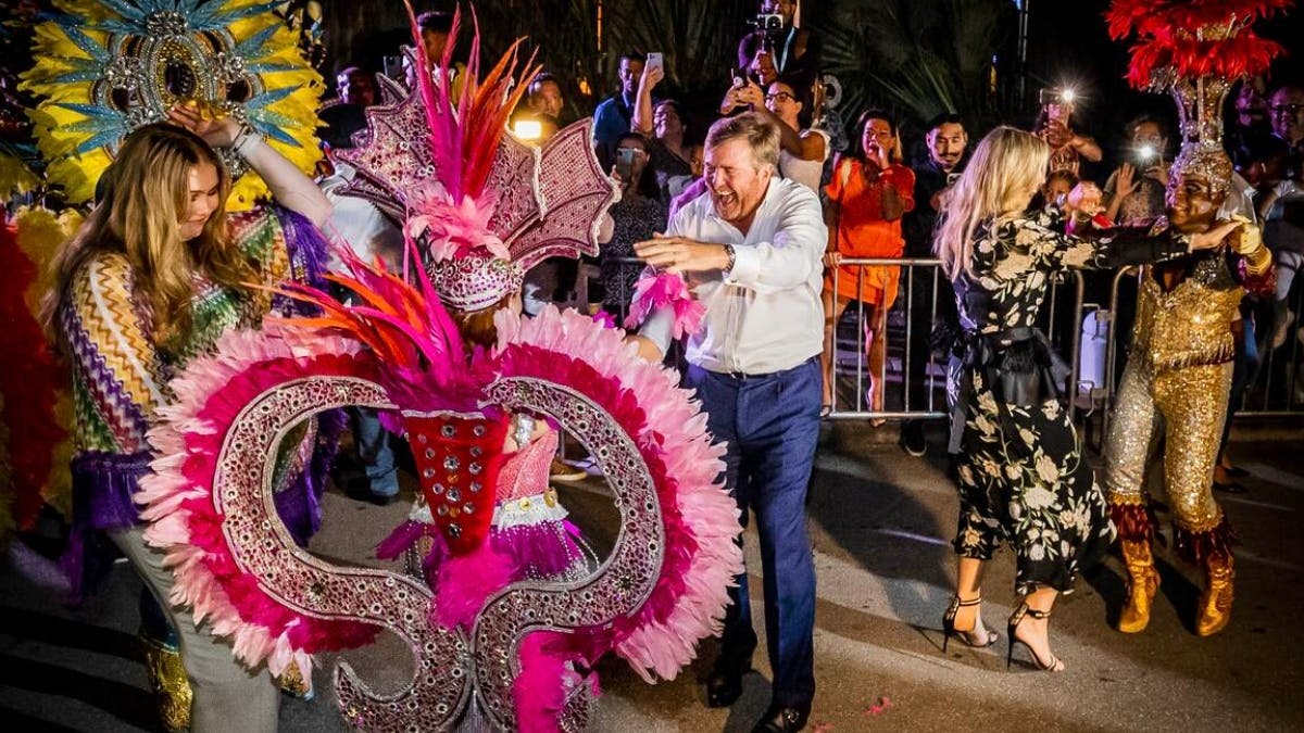 Kong Willem-Alexander, dronning Maxima og deres datter prinsesse Amalia dansede sig gennem gaderne.&nbsp;

