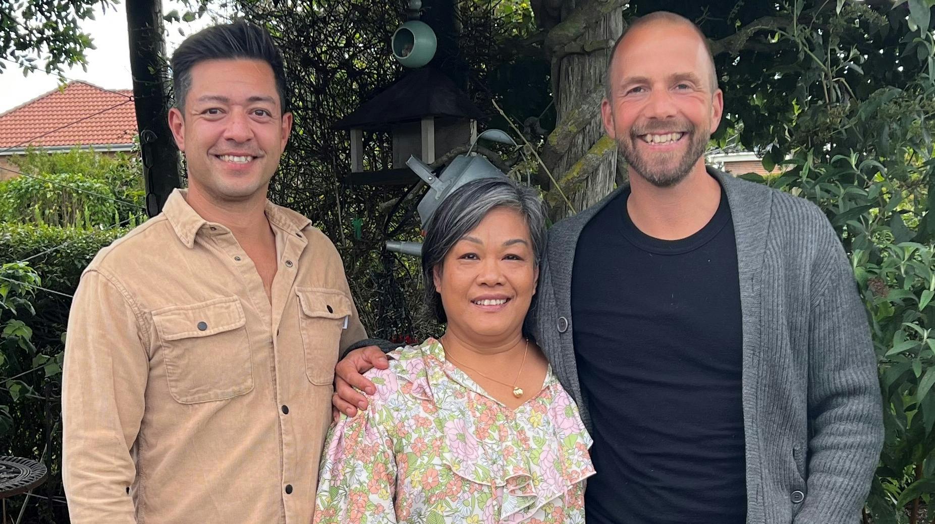 Dennis Lindequist med sin mor og Søren Vester.