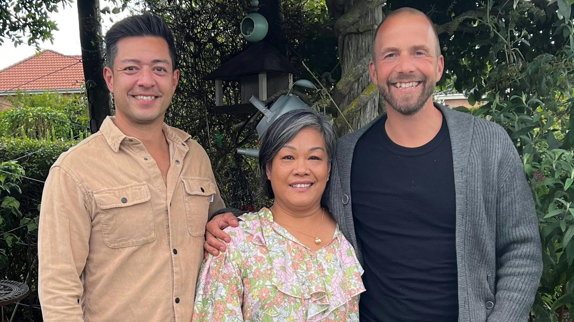 Dennis Lindequist med sin mor og Søren Vester.