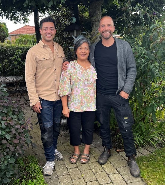 Dennis Lindequist med sin mor og Søren Vester. 