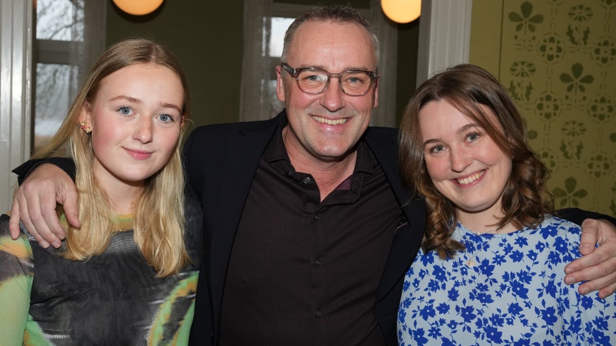 Peter Ingemann fejrer 50-års fødselsdag omgivet af familie og venner. 