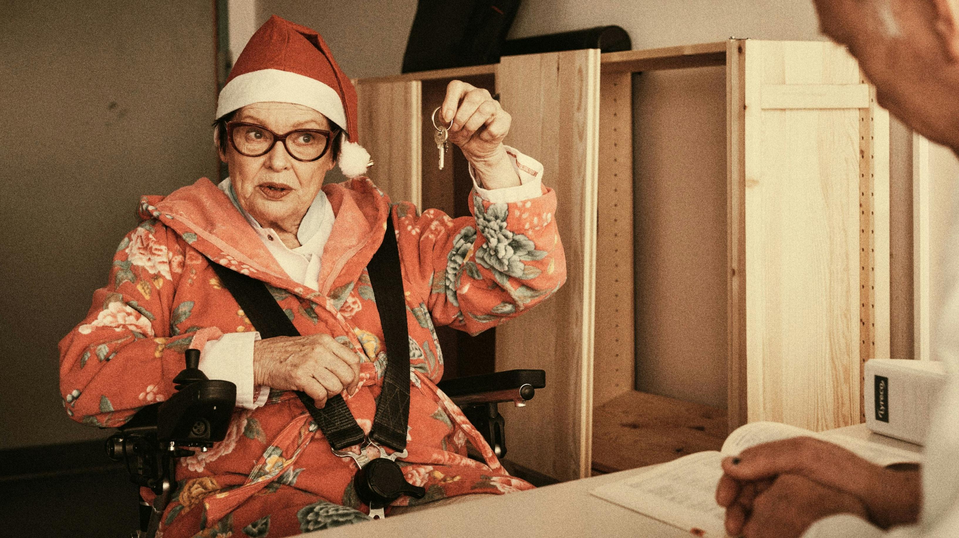 Ghita Nørby er tilbage i rollen som den tidligere narkoselæge Rigmor Mortensen. Hun sidder nu i kørestol. 