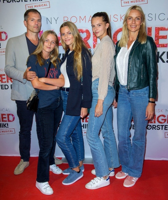 Mikael Bertelsen og Malou Aamund med deres tre døtre i 2018