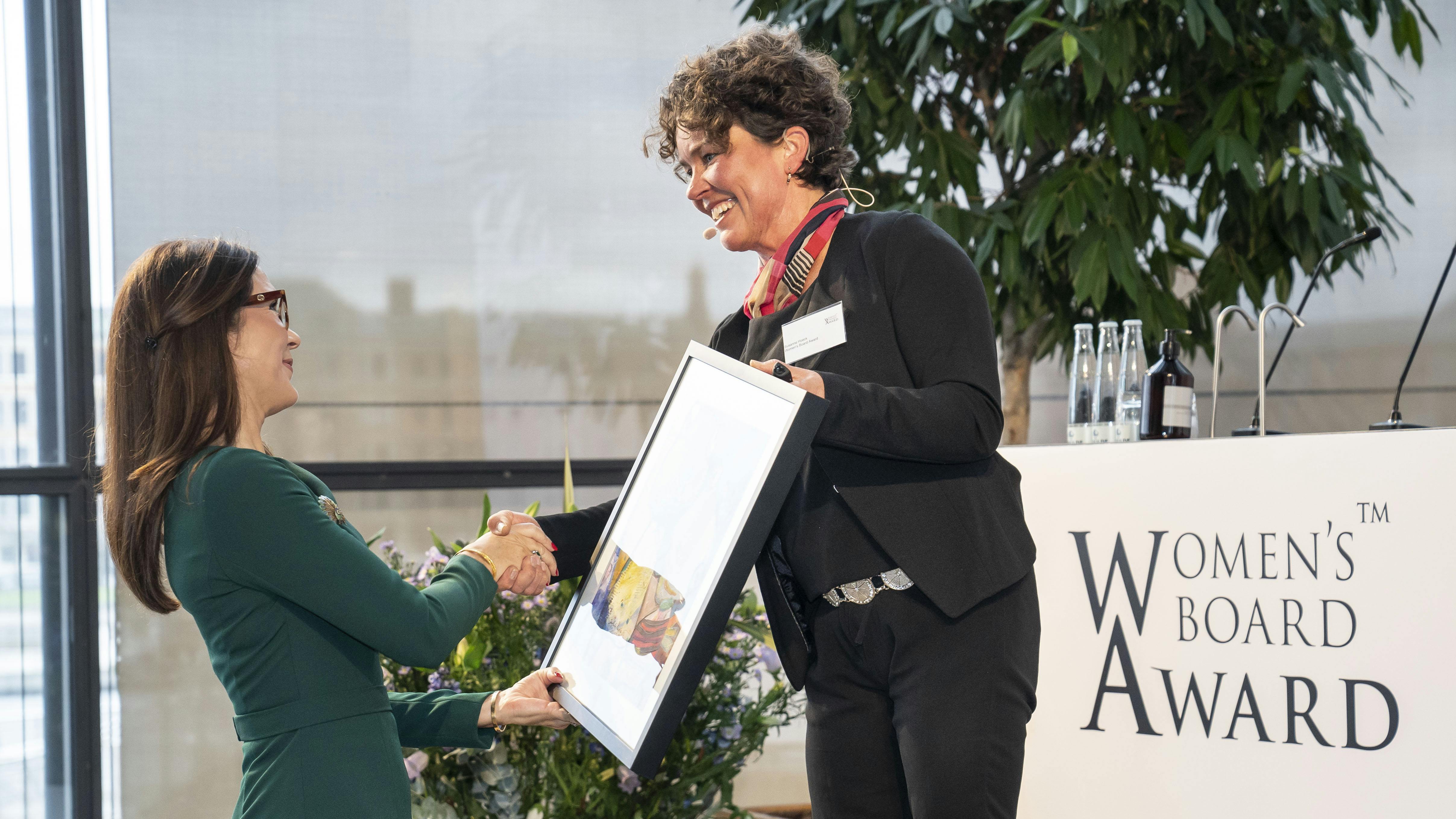 Kronprinsesse Mary modtog det smukke maleri ved Women's Board Award
