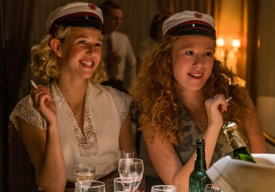 Louise (Marie Reuther) og Charlotte (Sara Viktoria Bjerregaard) i ’Badehotellet’ sæson VI. 