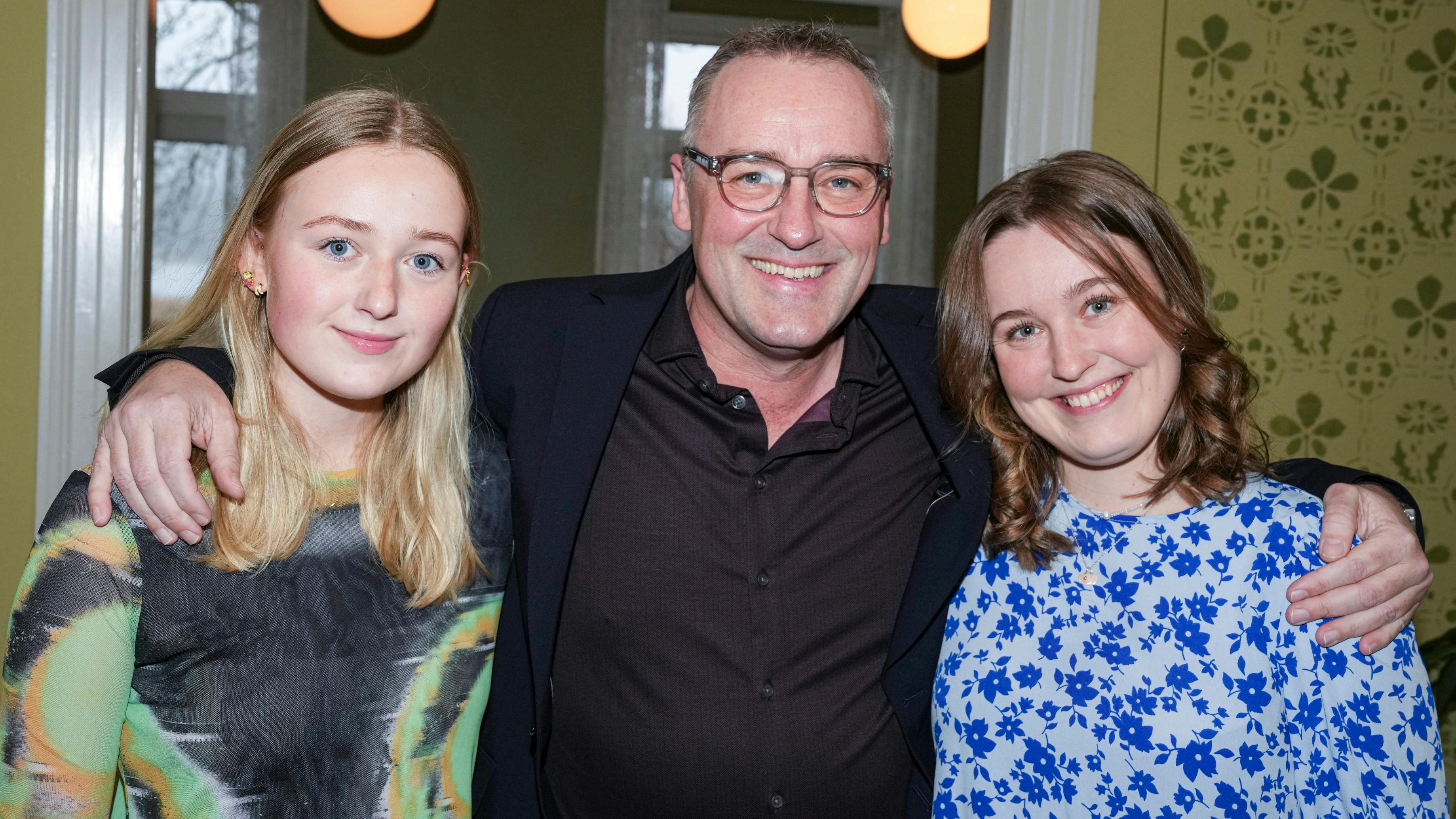 Peter Ingemann med døtrene Marie og Caroline. 