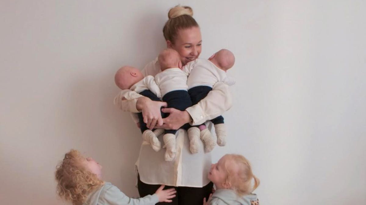 Michella Meier-Morsi sammen med trillingerne Charles, Gabriel og Theodore samt tvillingerne Filippa og Ophelia.