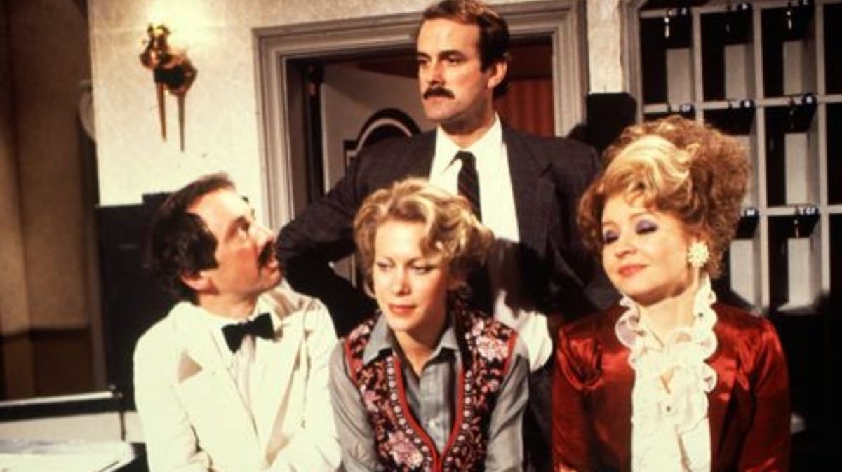 John Cleese i "Halløj på Badehotellet".