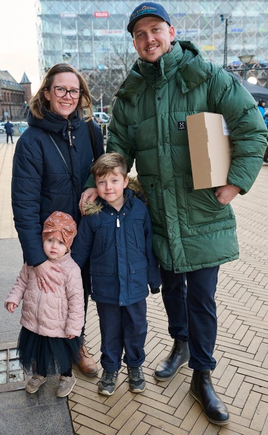 Niels med søsteren Elsa og sine forældre, Anette og Esben.&nbsp;
