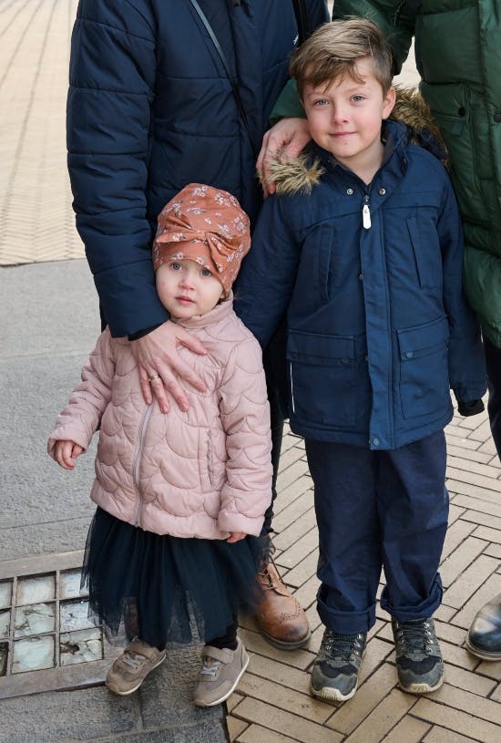 Niels med sin lillesøster, Elsa.