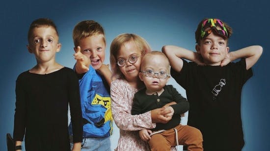 "De sjældne danskere" sæson 3. Theo ses længst til venstre.