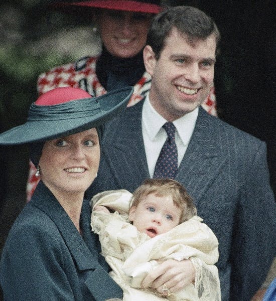 Prinsesse Eugenie med sin mor og far, hertuginde Sarah og prins Andrew.&nbsp;
