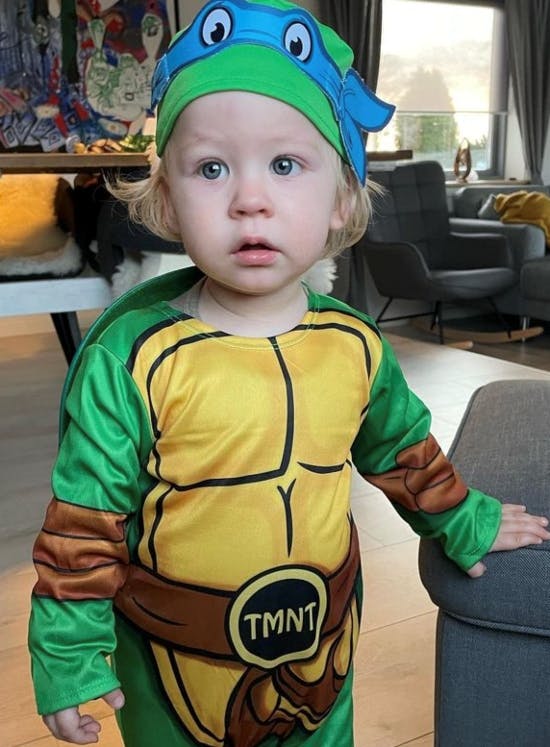 Joan Divine og Michael Olesens søn Felix klædt ud som Ninja.