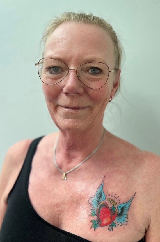 Lisbeth Østergaards mor Helle med sin nye tatovering