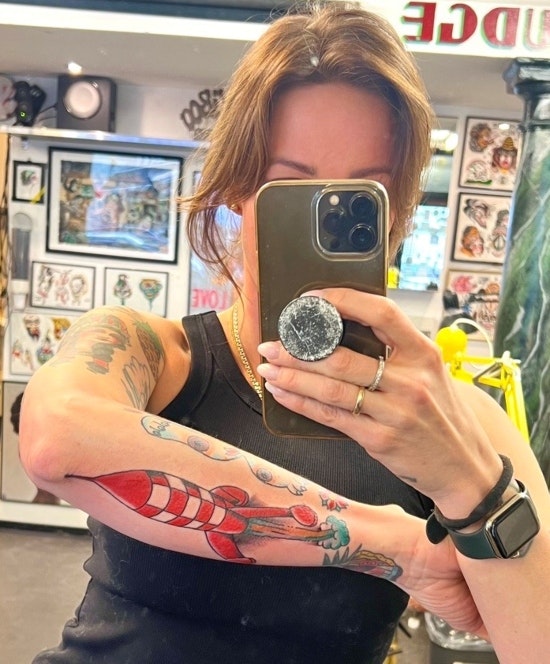 Lisbeth Østergaards raket-tatovering
