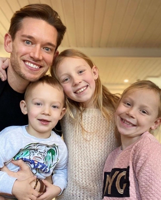 Morten Kjeldgaard med venindens tre børn