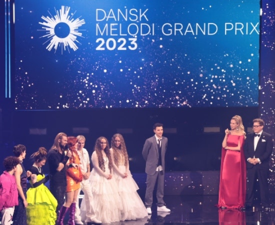 Tina Müller og Heino Hansen med deltagerne i Dansk Melodi Grand Prix