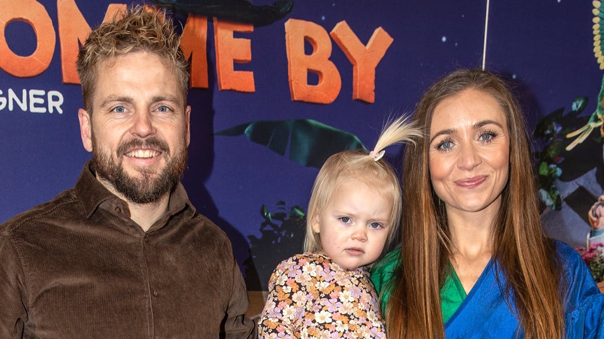 Kasper og Stephanie Fisker sammen med datteren Svala. 