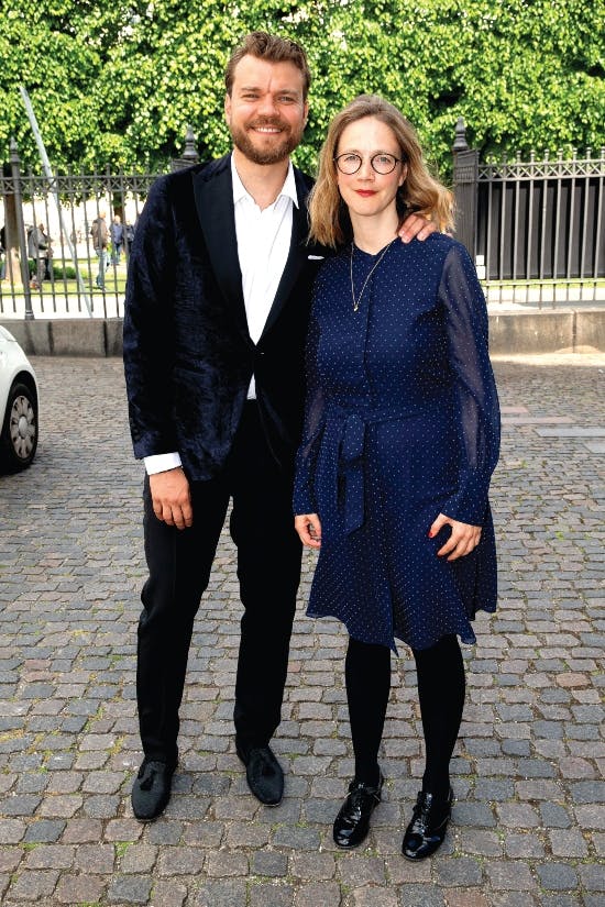 Pilou Asbæk og Anna Bro.