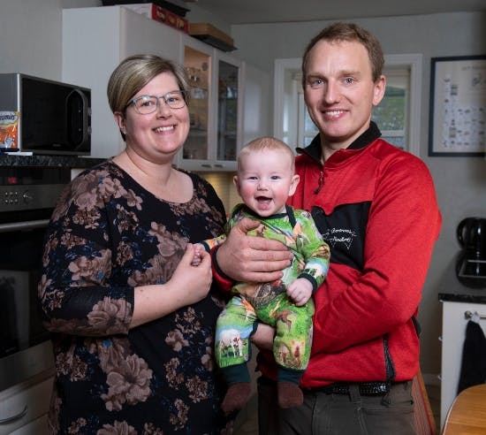 Nicoline og Thomas med sønnen Svend. 