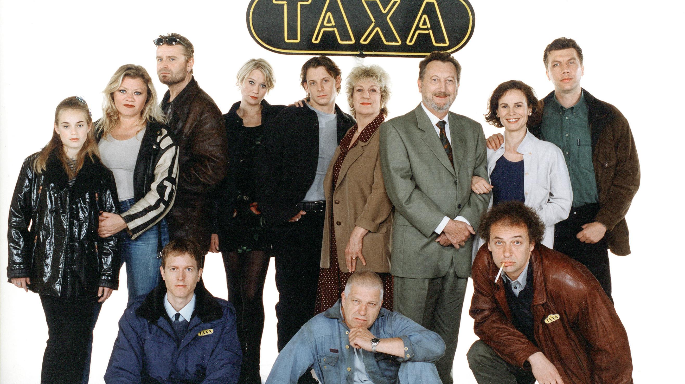 TAXA Medvirkende bagest: Laura Christensen, Pernille Højmark, Peter Gantzler, Trine Dyrholm, Anders W. Berthelsen, Margrethe Koytu, John Hahn-Petersen, Pia Vieth og Jesper Lohmann. Siddende forrest: Peter Mygind, Leif Sylvester og Zlatko Buric. 